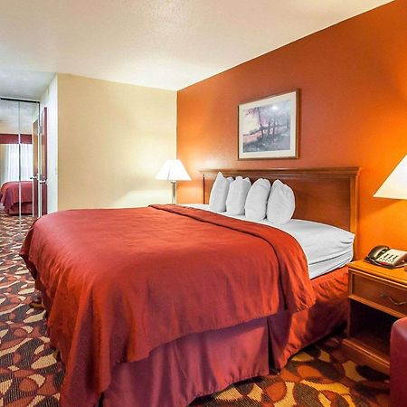Quality Inn & Suites Kansas City I-435N Near Sports Complex エクステリア 写真