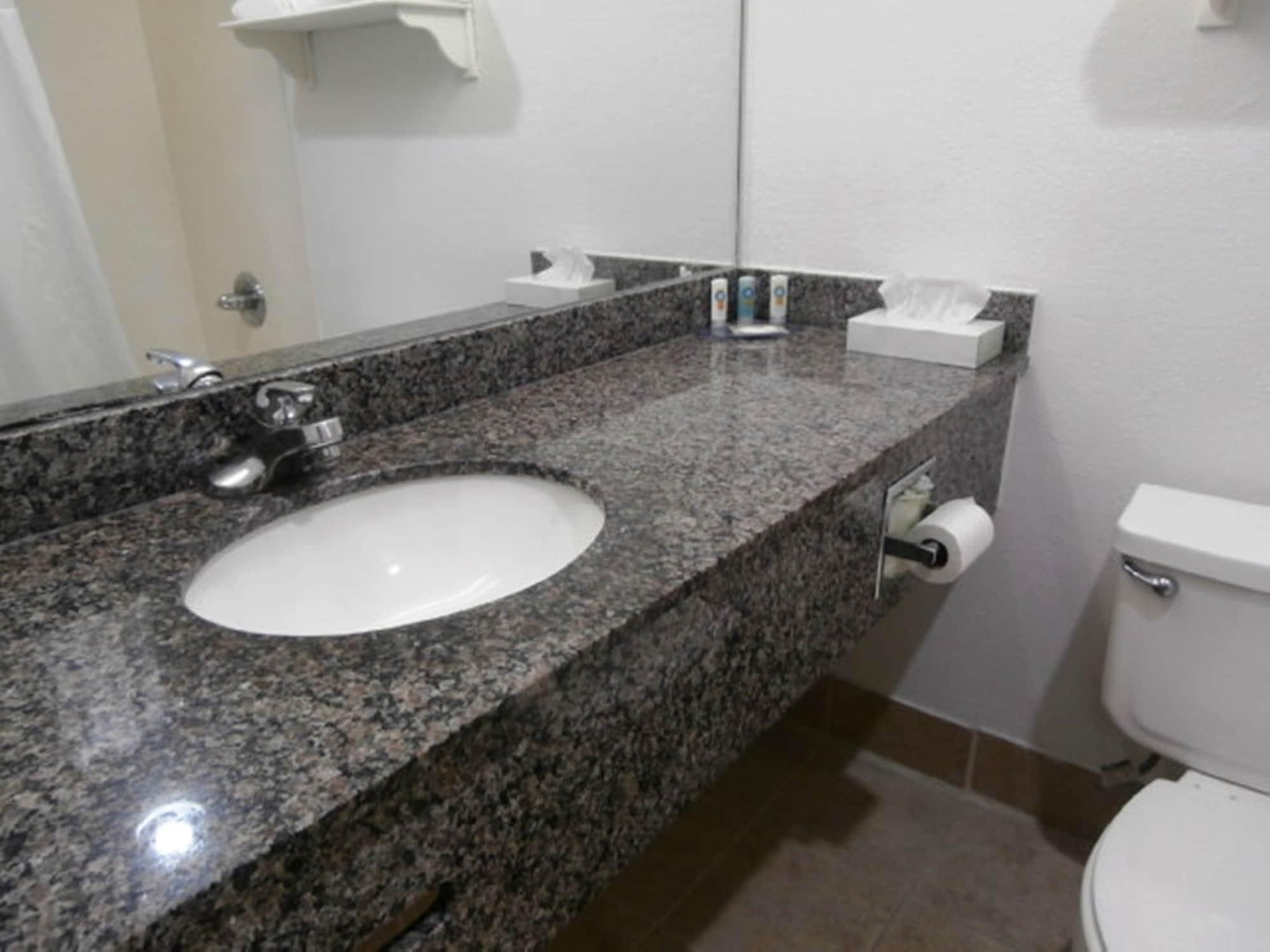 Quality Inn & Suites Kansas City I-435N Near Sports Complex エクステリア 写真