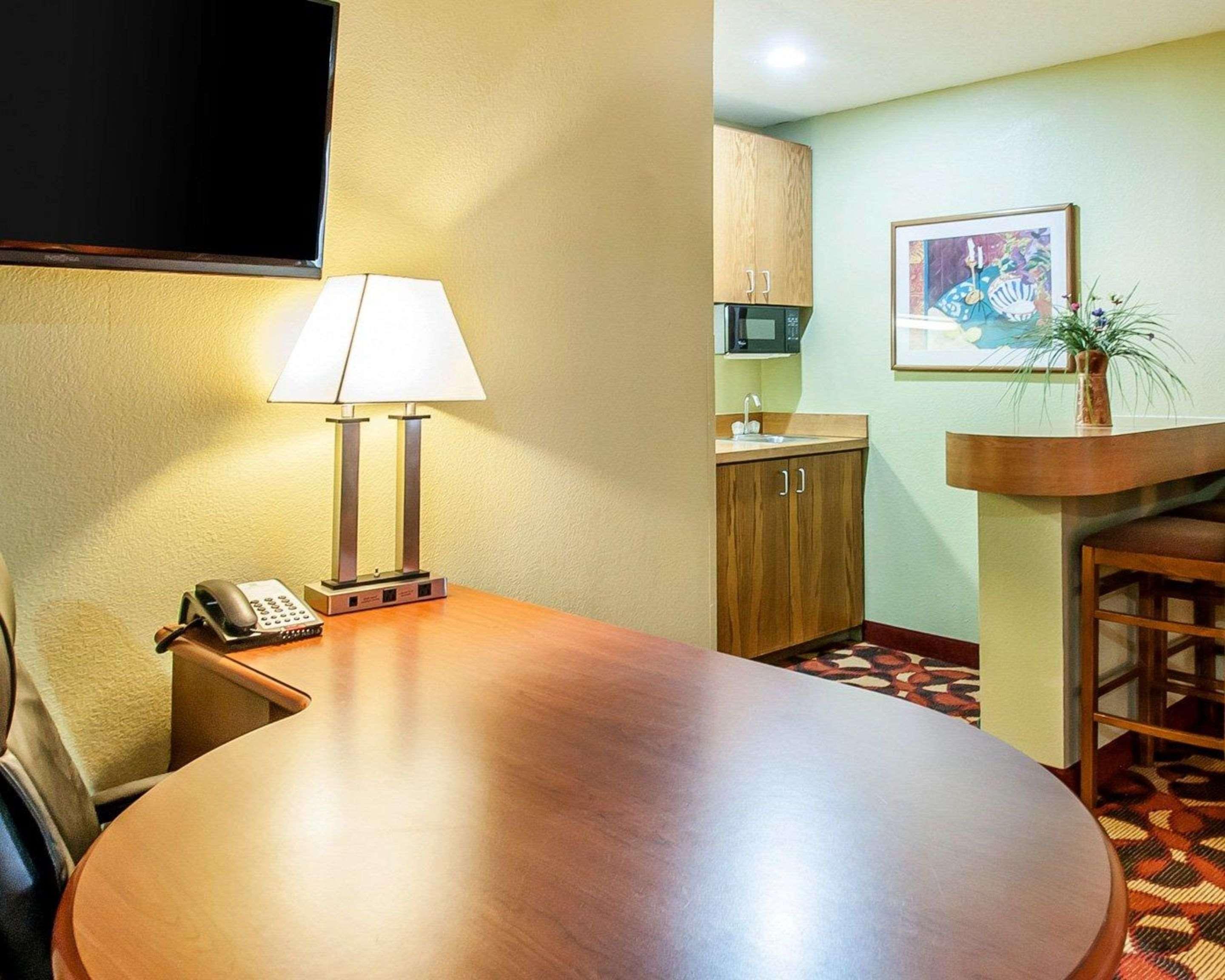 Quality Inn & Suites Kansas City I-435N Near Sports Complex エクステリア 写真