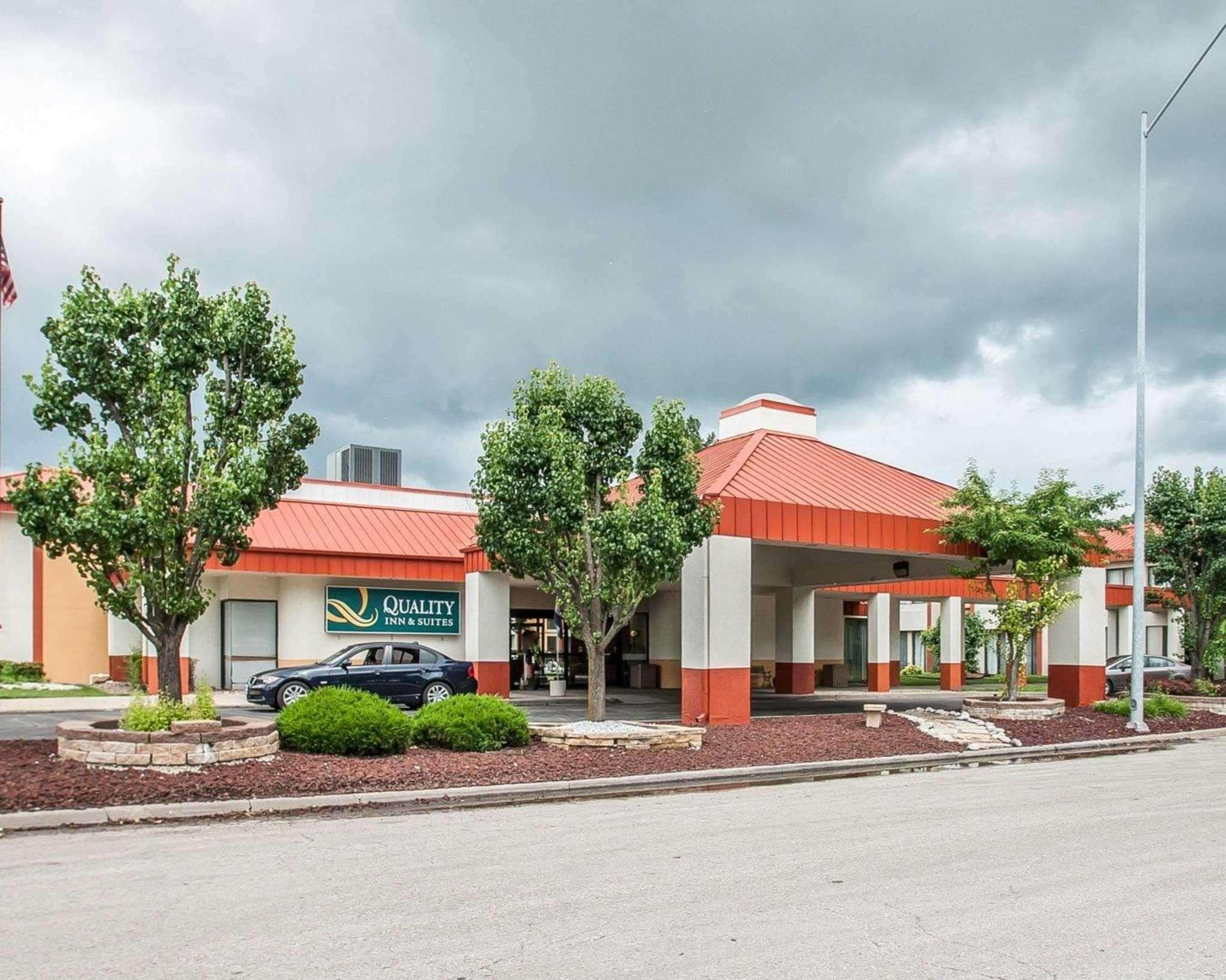 Quality Inn & Suites Kansas City I-435N Near Sports Complex エクステリア 写真