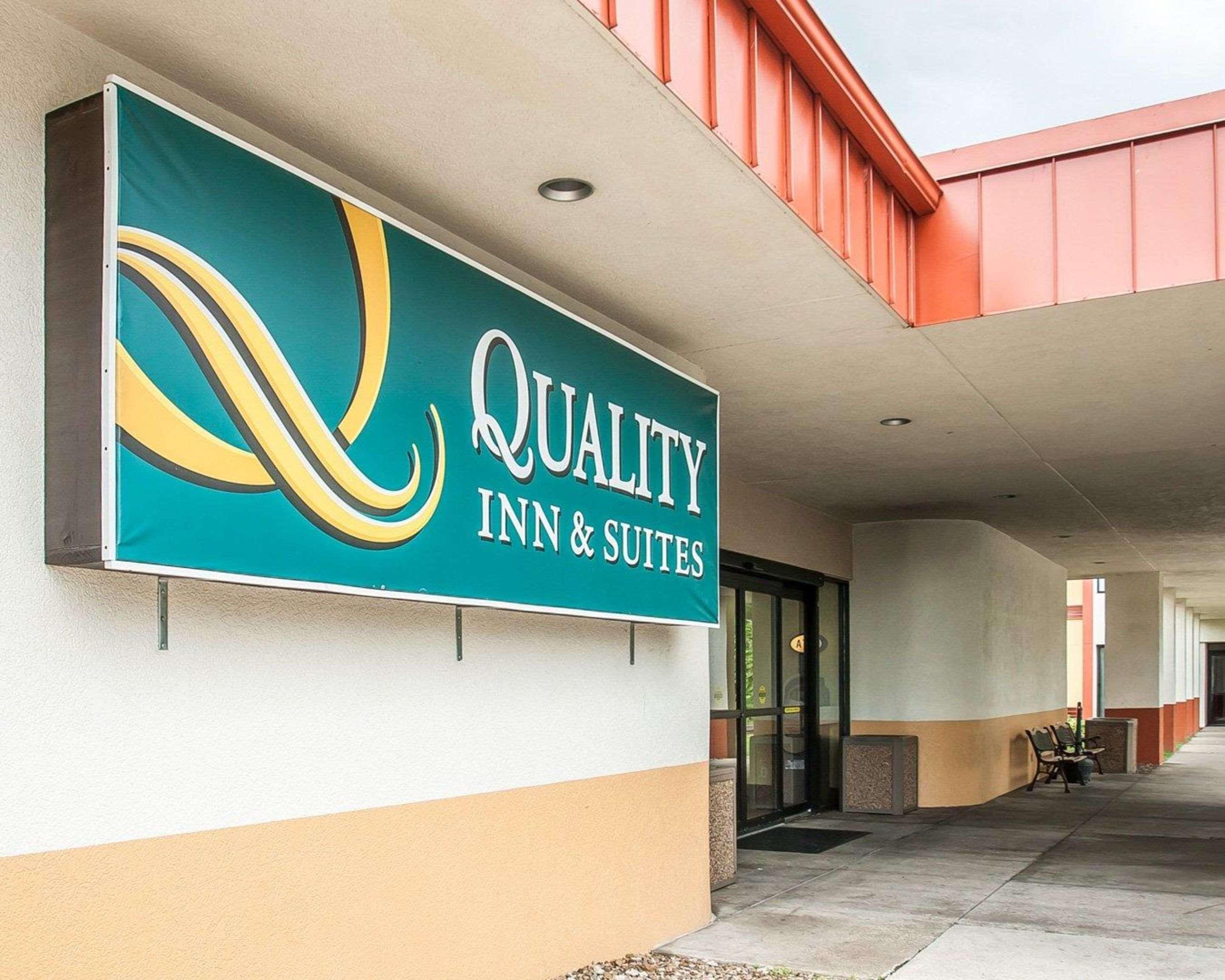 Quality Inn & Suites Kansas City I-435N Near Sports Complex エクステリア 写真