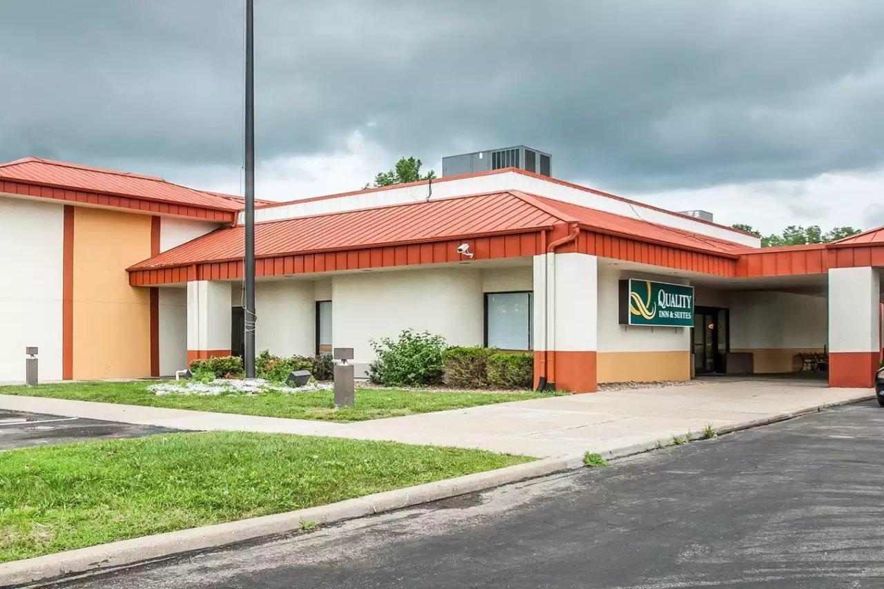 Quality Inn & Suites Kansas City I-435N Near Sports Complex エクステリア 写真