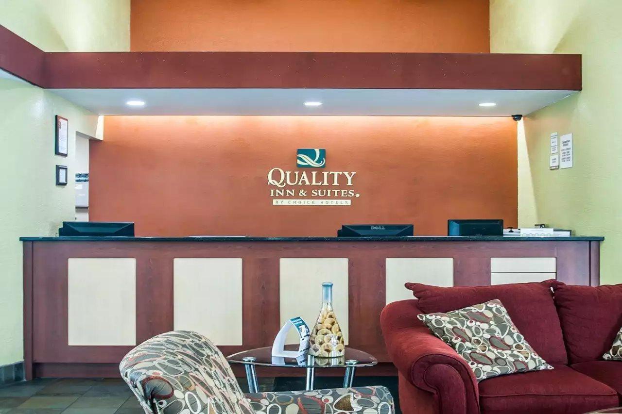 Quality Inn & Suites Kansas City I-435N Near Sports Complex エクステリア 写真