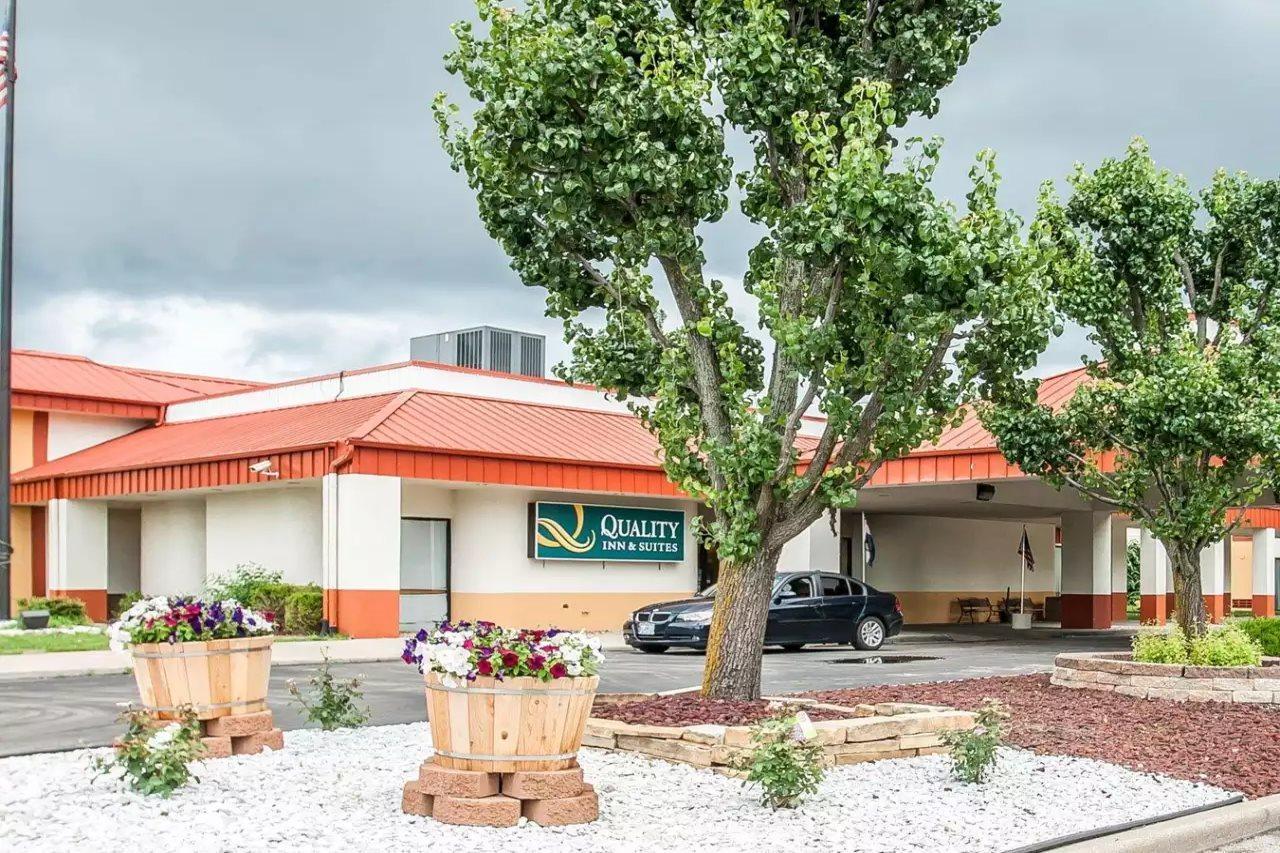 Quality Inn & Suites Kansas City I-435N Near Sports Complex エクステリア 写真