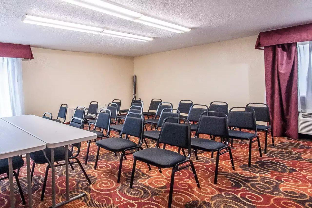 Quality Inn & Suites Kansas City I-435N Near Sports Complex エクステリア 写真