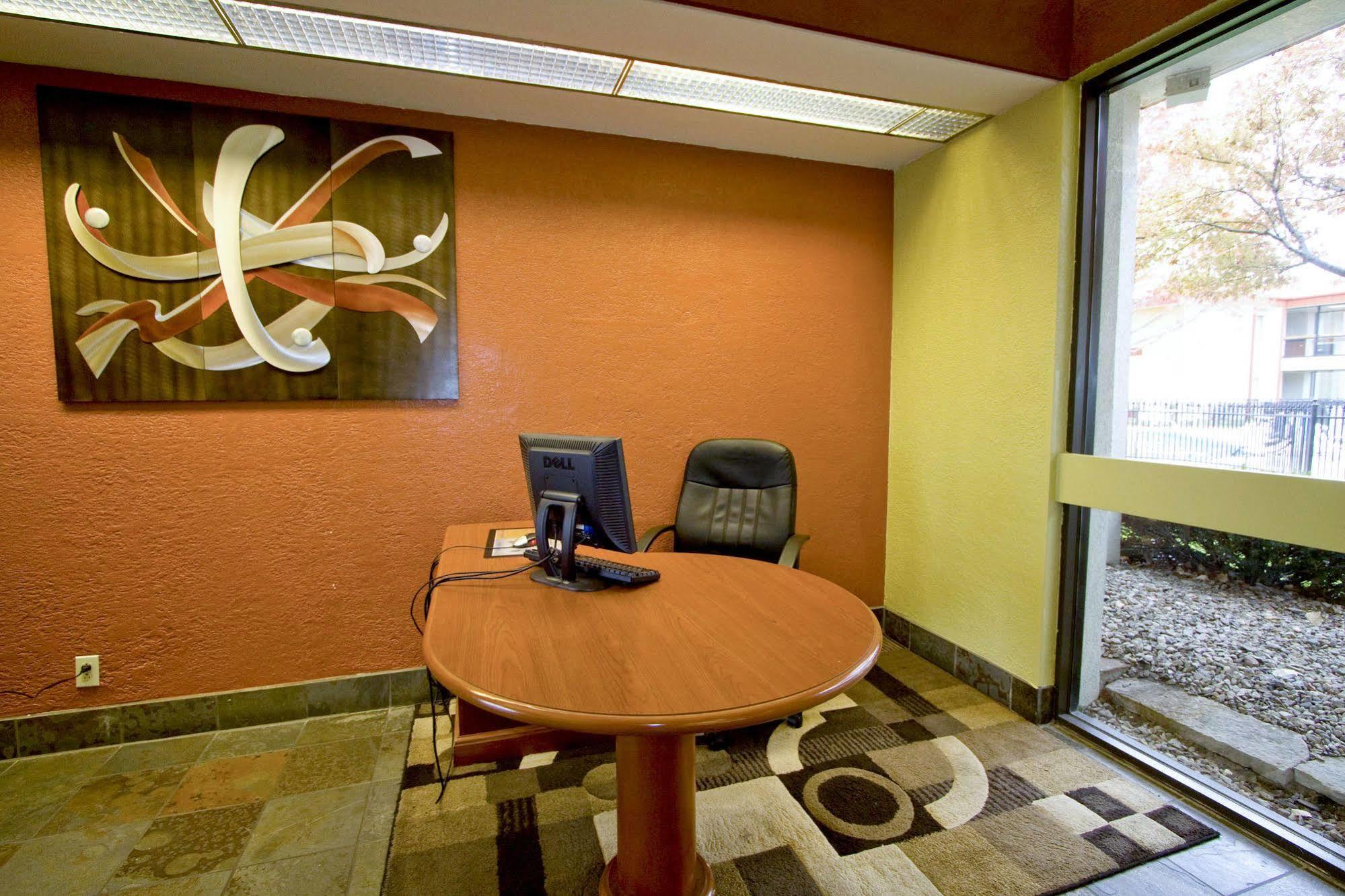 Quality Inn & Suites Kansas City I-435N Near Sports Complex エクステリア 写真